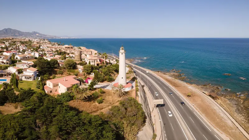 De Faro de Calaburras en de kust van El Faro