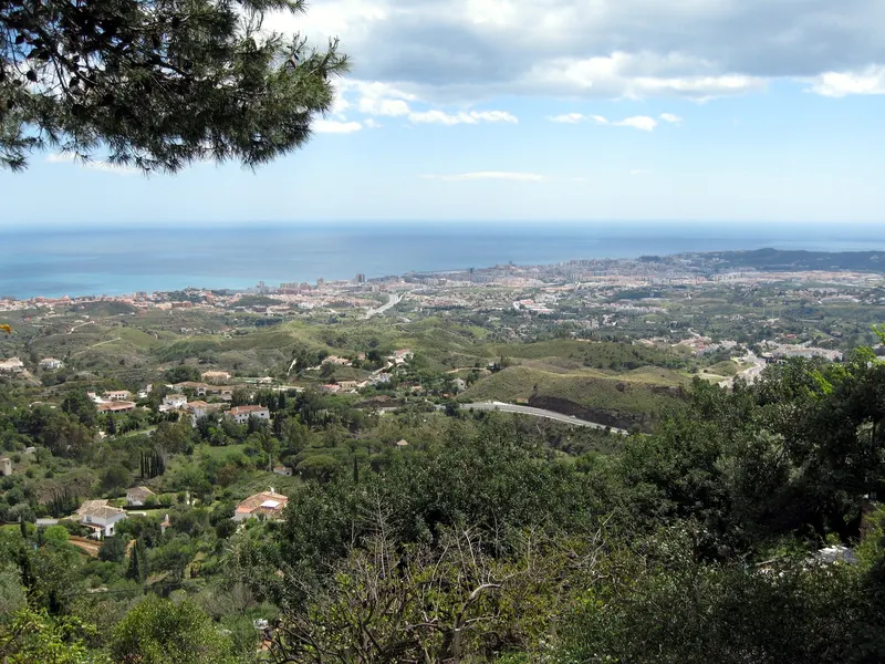 De baai van Fuengirola gezien vanuit Mijas