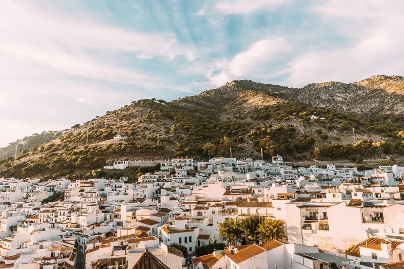 Vista de Mijas Pueblo al pie de la sierra de Mijas